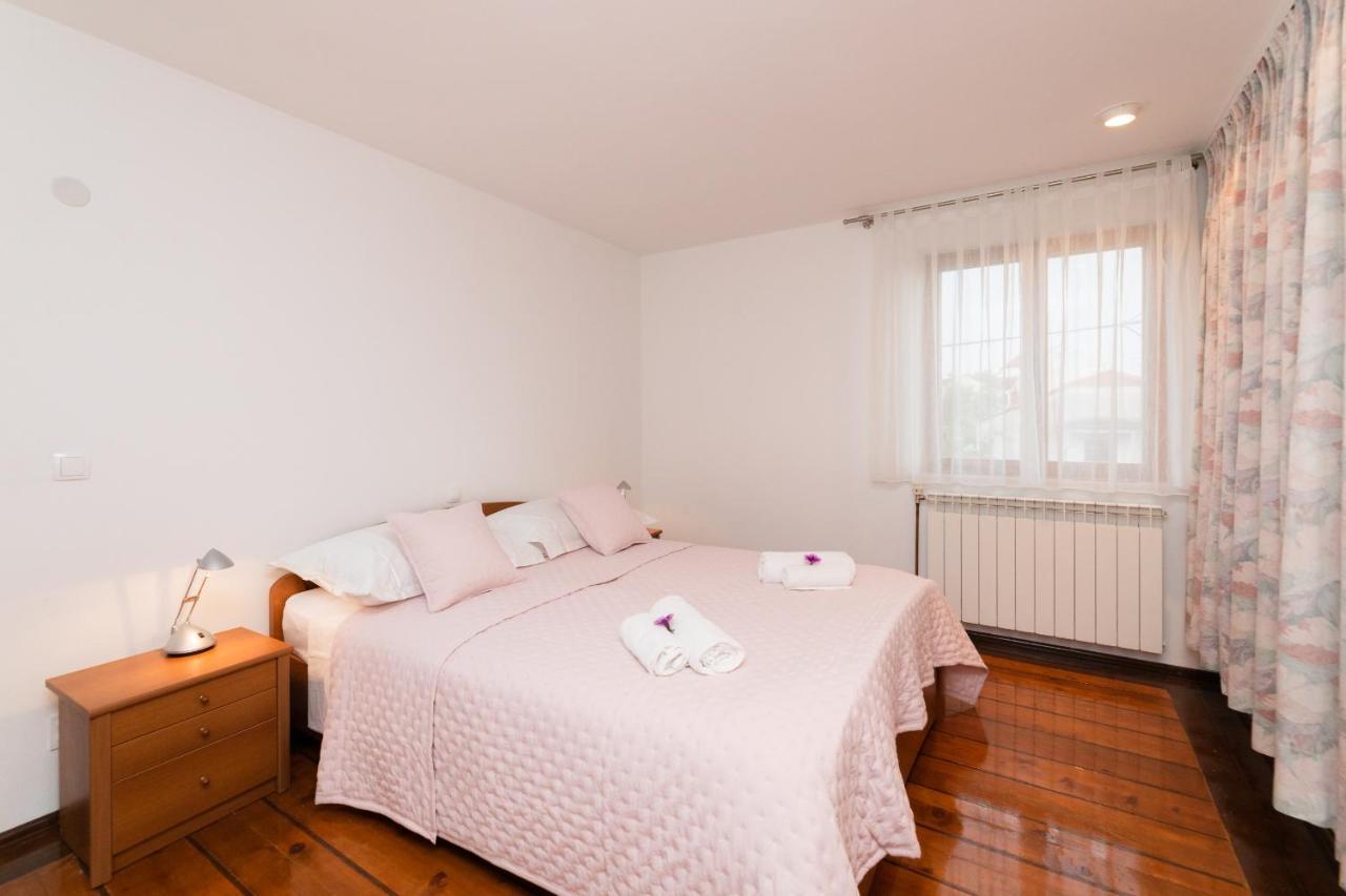 Bepa Apartment Supetar Exterior photo